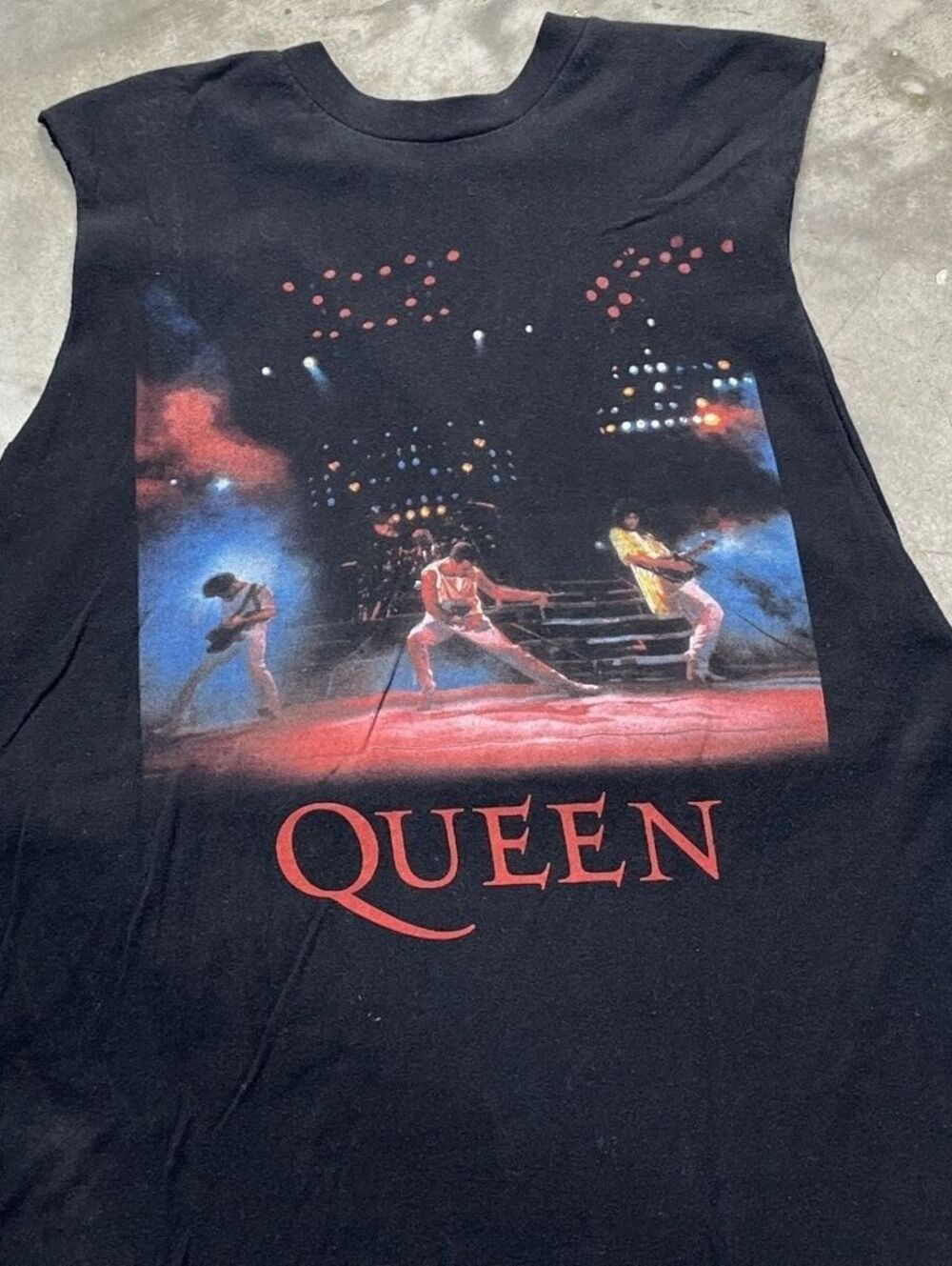 Queen Preowned Medium Cut Off Sleeve Tank Top T-shirt